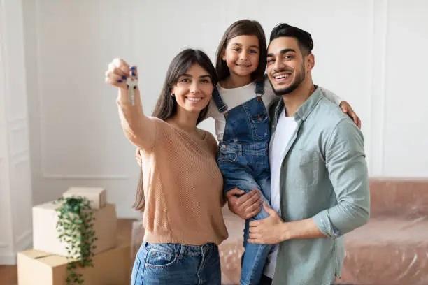 Uma Familia Visitando Um Imovel